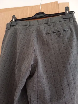 Pantalón ancho gris con raya diplomática