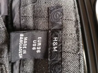 Pantalón ancho gris con raya diplomática