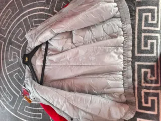 Abrigo deportivo hombre gris y rojo