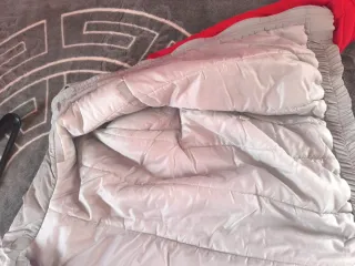 Abrigo deportivo hombre gris y rojo