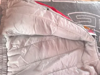 Abrigo deportivo hombre gris y rojo