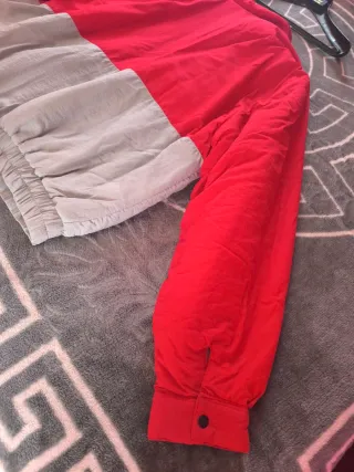 Abrigo deportivo hombre gris y rojo