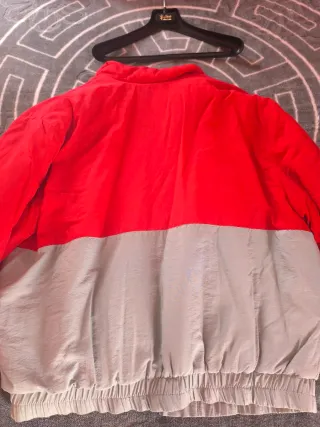 Abrigo deportivo hombre gris y rojo