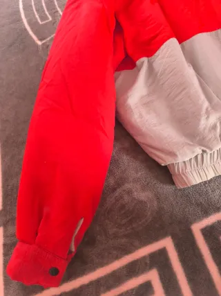 Abrigo deportivo hombre gris y rojo