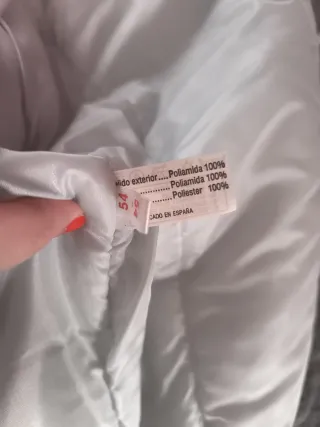 Abrigo deportivo hombre gris y rojo