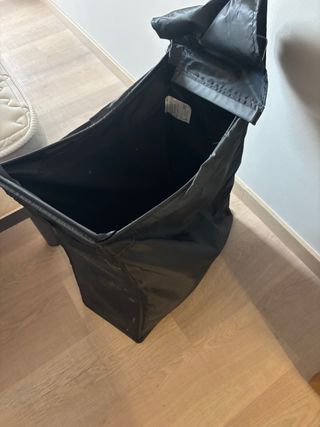 Cesta de ropa negra