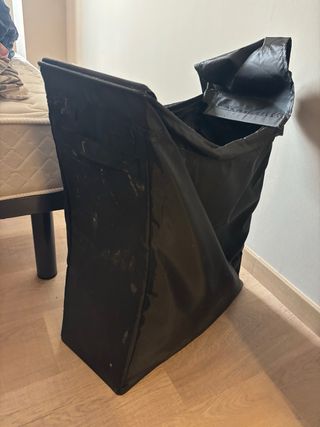 Cesta de ropa negra
