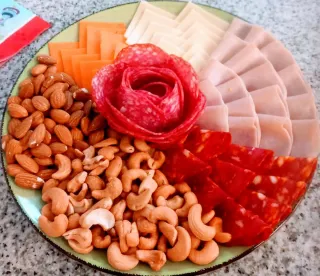 Catering o Tabla/plato de charcutería para eventos