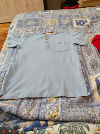 T-shirt celeste con bottoni e tasca