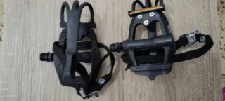 Pedales de bicicleta con correas
