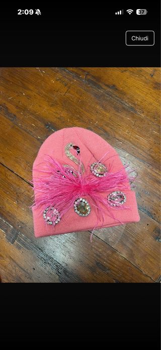 Cappello rosa con fenicottero e strass.