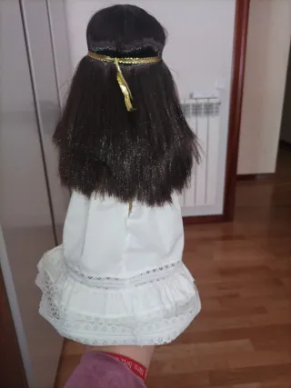 Nancy antigua con vestido blanco