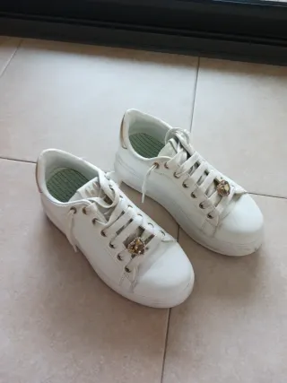Se regalan zapatillas Blancas con Detalles Dorados