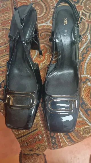 Zapatos Zara Talla 40 Negros con Detalle Dorado