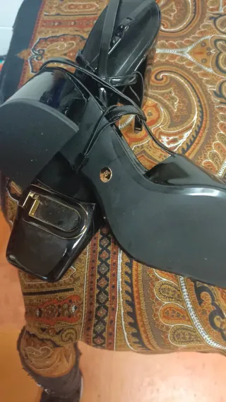 Zapatos Zara Talla 40 Negros con Detalle Dorado