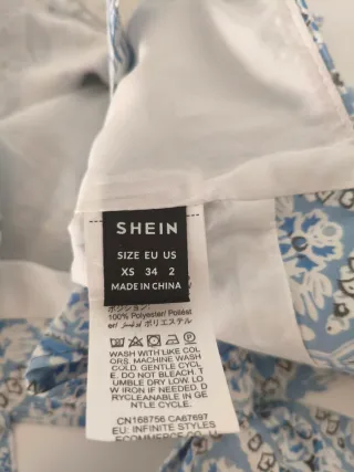 Top estampado azul y blanco con lazos Marca Shein.