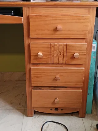 Escritorio de madera maciza