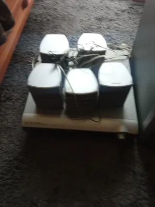 Home Cinema Gris y Blanco con mando a distancia