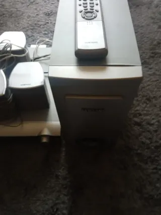 Home Cinema Gris y Blanco con mando a distancia