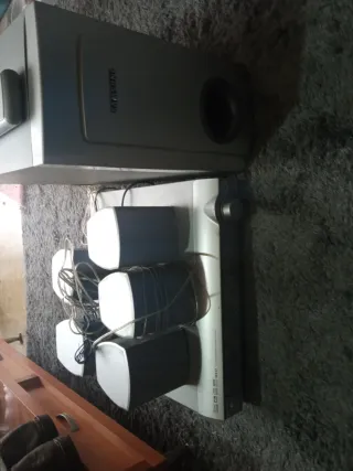 Home Cinema Gris y Blanco con mando a distancia