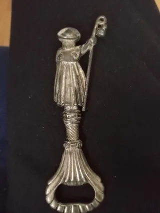 Abrebotellas vintage figura peregrino