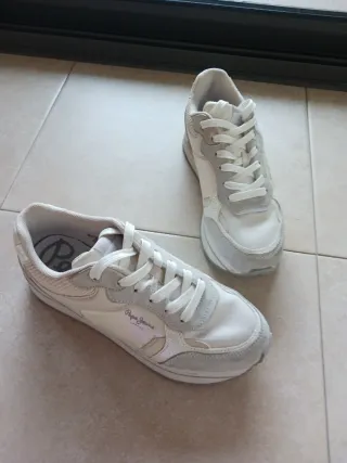 Se regalan zapatillas Pepe Jeans Blancas y Grises