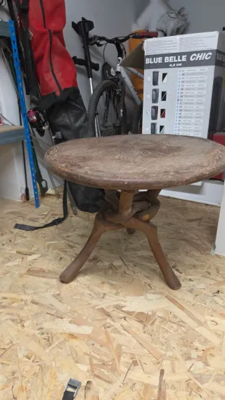 Mesa de madera antigua tallada