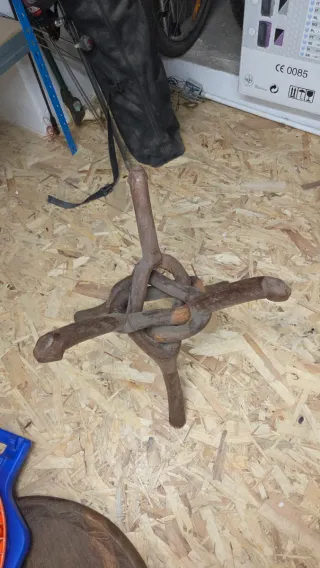 Mesa de madera antigua tallada