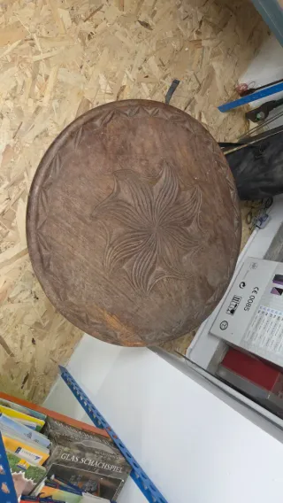 Mesa de madera antigua tallada