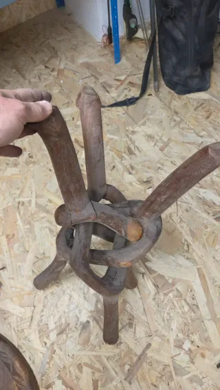 Mesa de madera antigua tallada