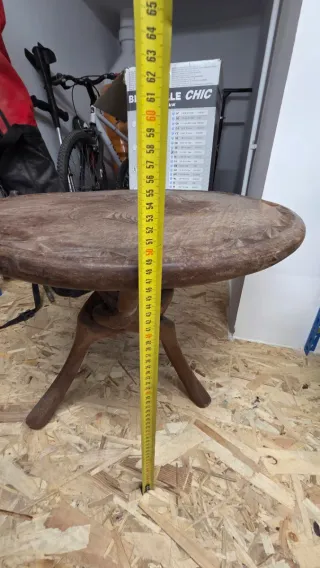 Mesa de madera antigua tallada