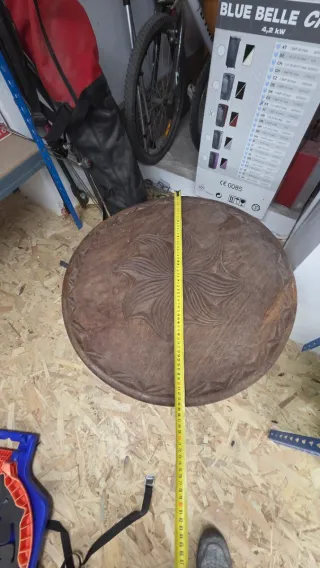 Mesa de madera antigua tallada