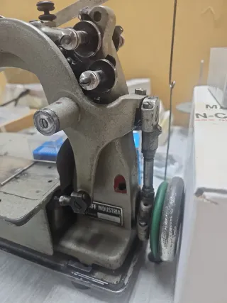 Máquina de coser industrial antigua