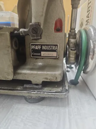 Máquina de coser industrial antigua