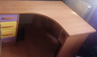 Escritorio de madera con cajones de colores