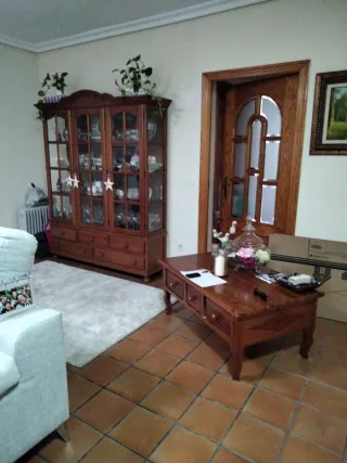 Vitrina y mesa auxiliar de madera