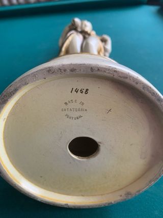 Escultura de mulher com peixe