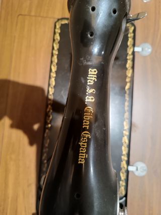 Máquina de coser Alfa antigua
