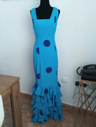 Traje de flamenca azul con lunares