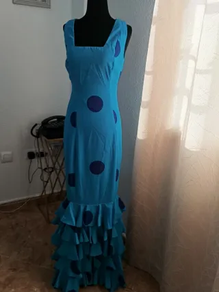 Traje de flamenca azul con lunares