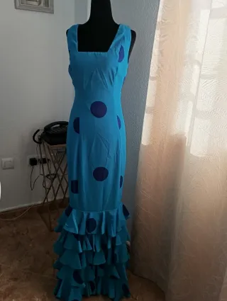 Traje de flamenca azul con lunares