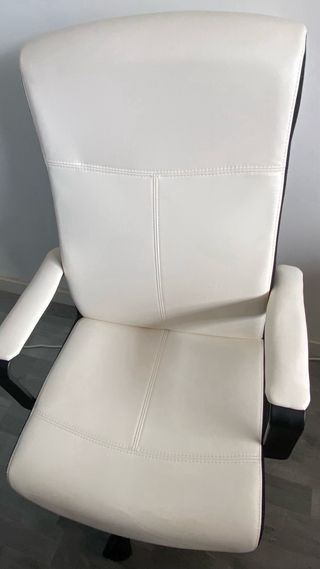 Sillón giratorio de oficina blanco y negro