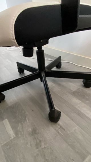 Sillón giratorio de oficina blanco y negro