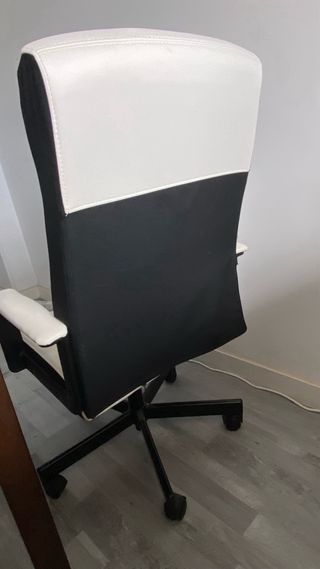 Sillón giratorio de oficina blanco y negro