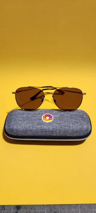 Gafas de sol aviador doradas y marrones