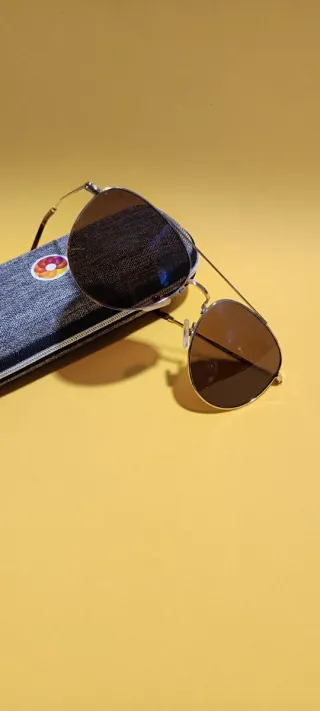 Gafas de sol aviador doradas y marrones