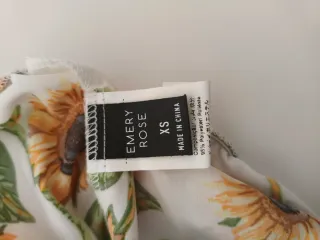 Blusa blanca con estampado de girasoles