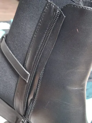 Botines negros con detalle V