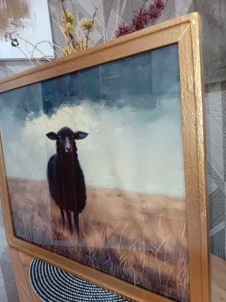 Cuadro dorado oveja negra en el campo