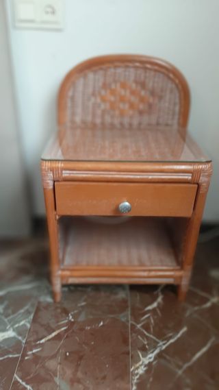 Mesitas de noche de mimbre y cristal